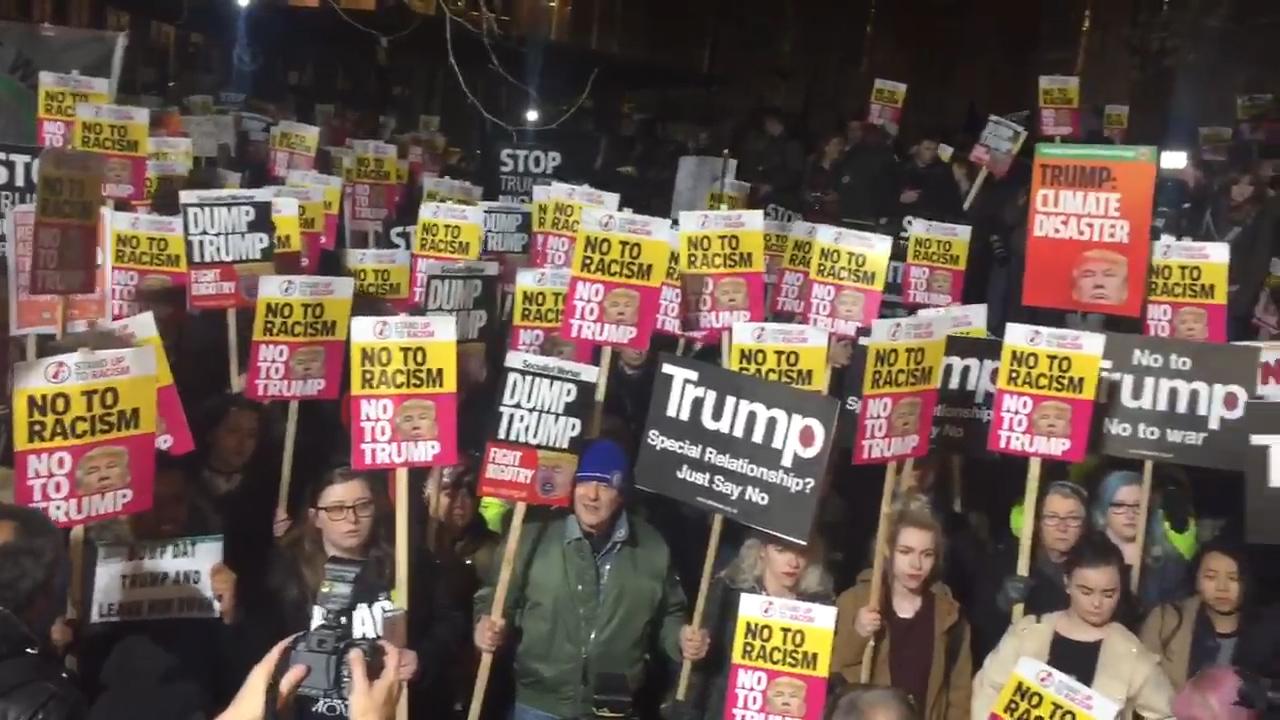 Ribuan warga Inggris Berdemo Saat Parlemen Perdebatkan Kunjungan Trump