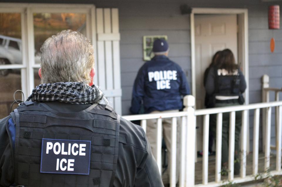 Petugas Imigrasi AS Tangkap 680 Imigran, Kelompok HAM Khawatir