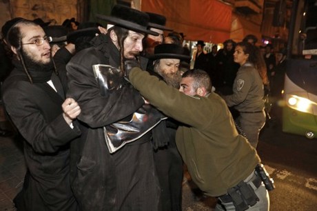 Polisi Israel Bentrok dengan Ratusan Yahudi Ultra-Ortodoks