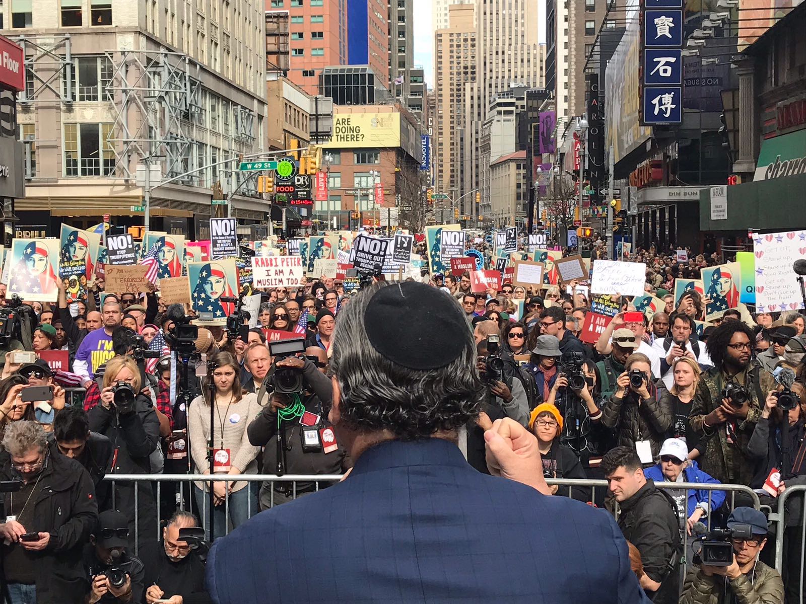 New York: Pawai “Hari ini Saya Muslim Juga” Dihadiri Ribuan Peserta
