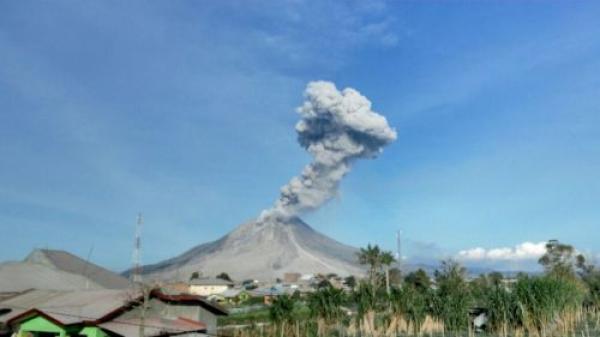 BNPB: Gunung Sinabung Terus Meletus, Relokasi Terhambat Lahan