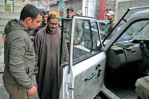 Pemimpin Muslim Kashmir Ditangkap dalam Kondisi Sakit
