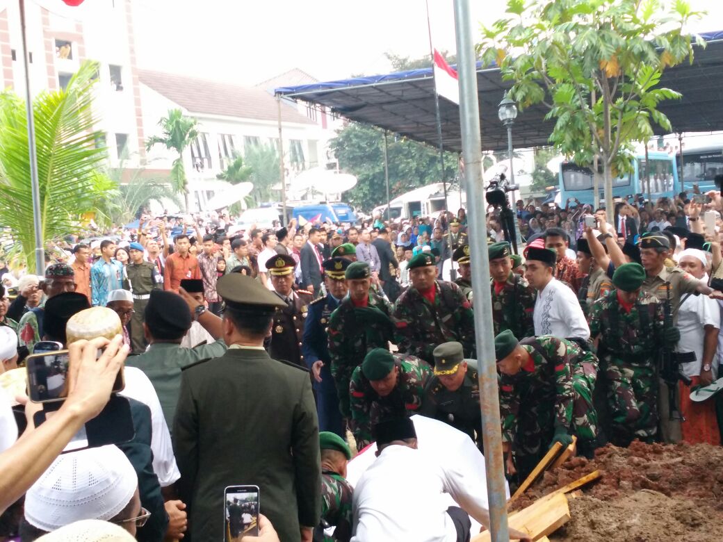 Ratusan Petugas TNI-Polri Beri Penghormatan Terakhir Untuk Kyai Hasyim