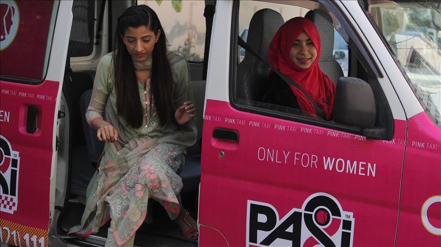 Layanan Taksi Khusus Perempuan di Pakistan