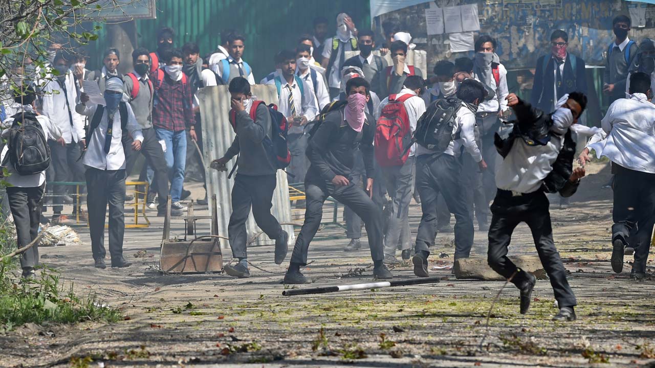 Mahasiswa Kashmir Bentrok dengan Polisi India