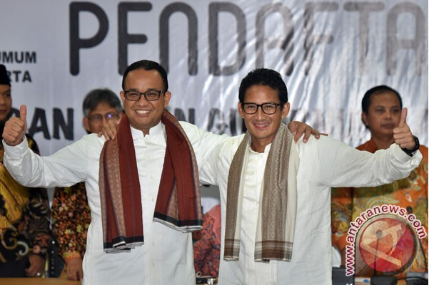 Prabowo Ucapkan Selamat Kepada Anies –Sandi