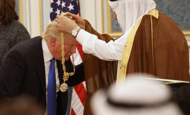 Raja Salman Anugerahi Trump Medali Kehormatan Tertinggi