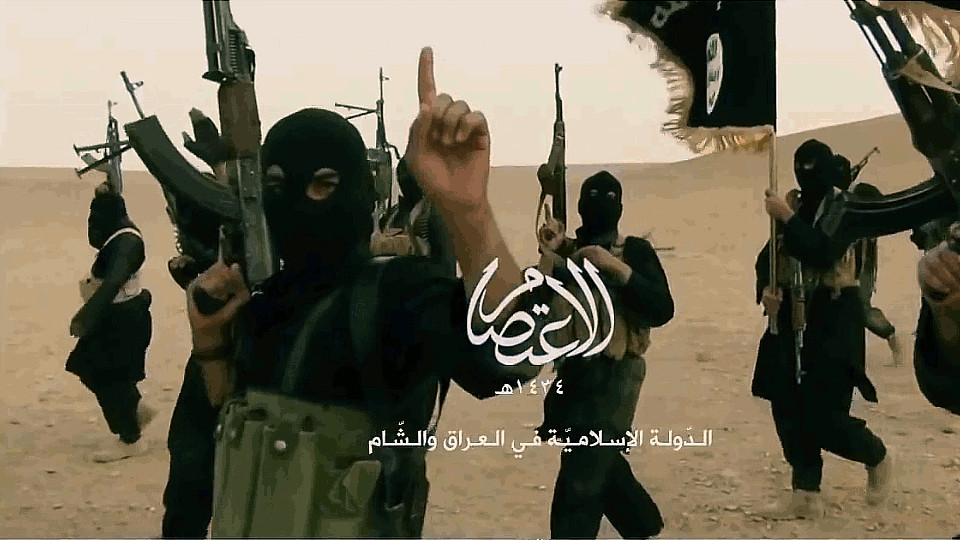 Фото террористов на фоне флага игил. Халифат Исламское государство.