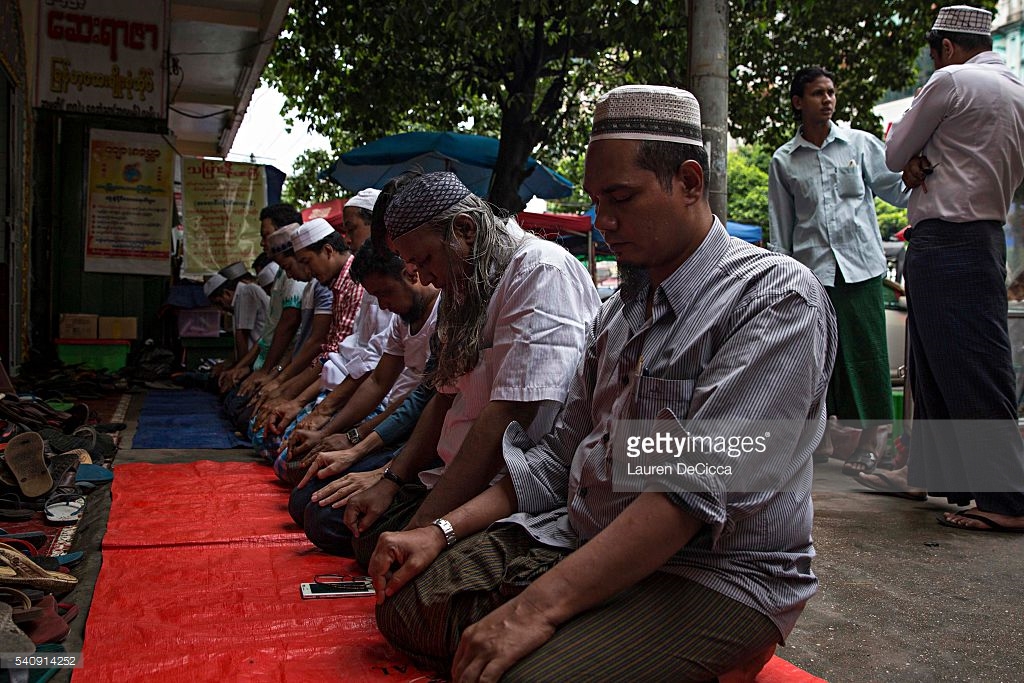 Muslim Burma Kesulitan Shalat Tarawih di Masjid  