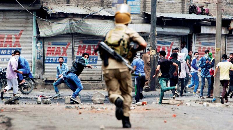 Bantu Militan Kabur, Warga Kashmir Halangi Operasi Polisi India