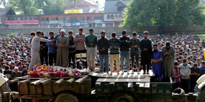 Jenazah Militan Kashmir Disalatkan Ribuan Orang Beberapa Kali