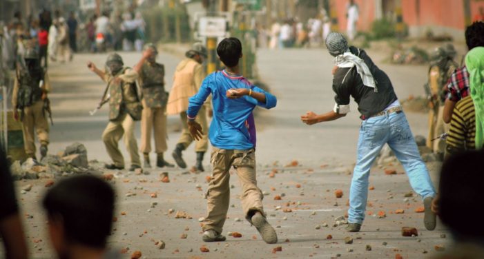664 Remaja Ditahan Karena Lempar Batu di Kashmir Sejak 2011