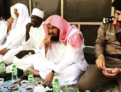 Gubernur Makkah Berikan Sahur Gratis untuk Jemaah Umroh