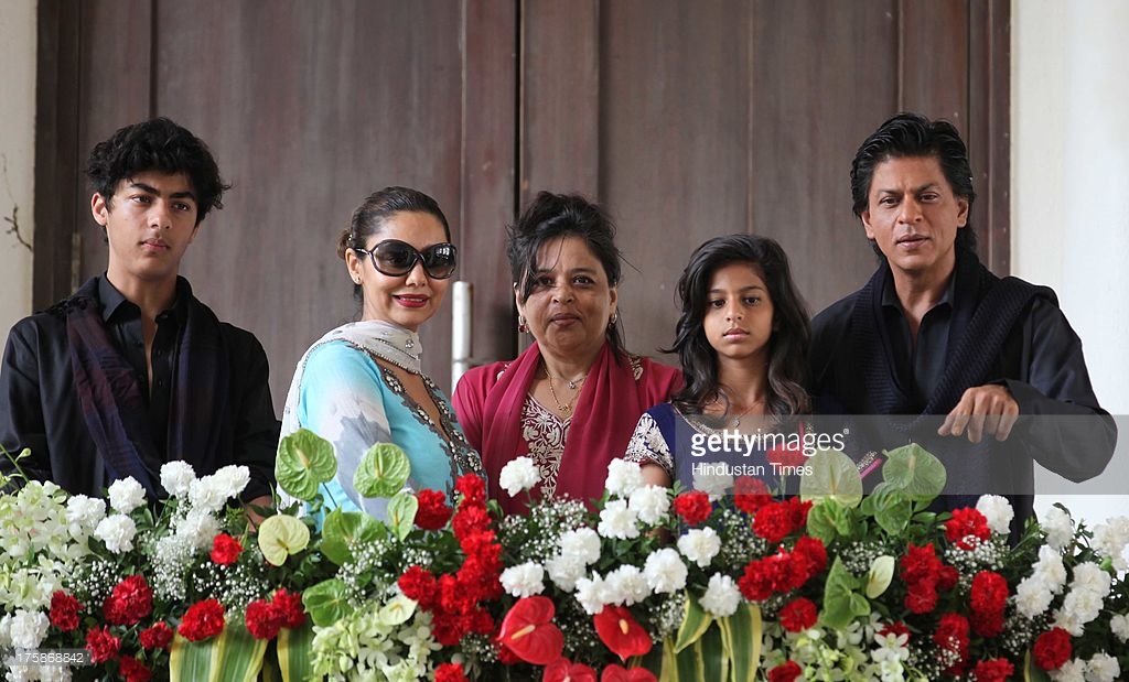 Shah Rukh Khan Rayakan Idul Fitri Bersama Keluarga dan Penggemar
