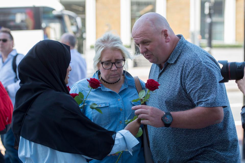 Muslim London Bagikan 3.000 Mawar Simbol Cinta