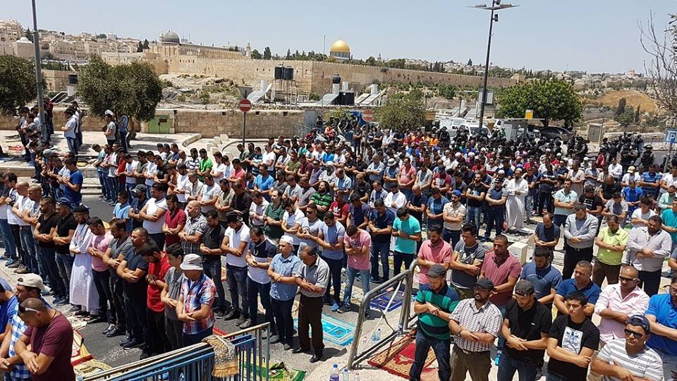 Puluhan Ribu Warga Palestina Terpaksa Shalat Jumat di Luar Al-Aqsha