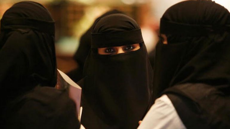 Polisi Saudi Interogasi Wanita Pakai Rok Mini di Video