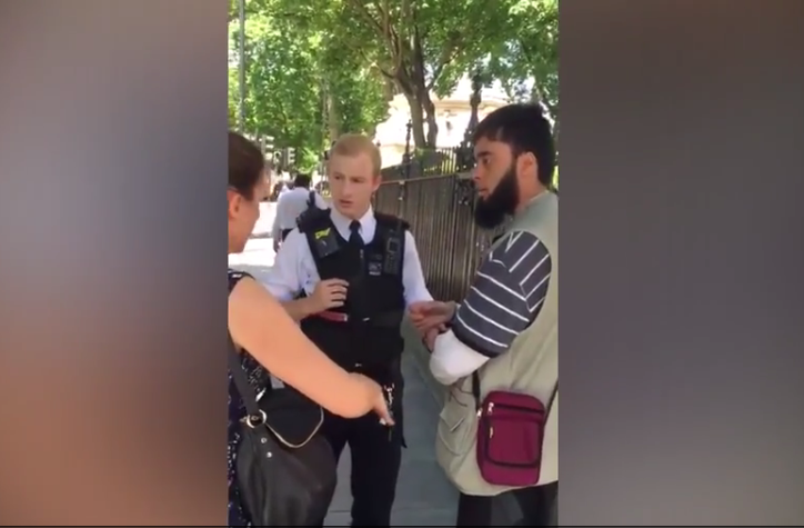 Hendak ke Masjid, Muslim di Inggris Digeledah Polisi Karena Pakaiannya