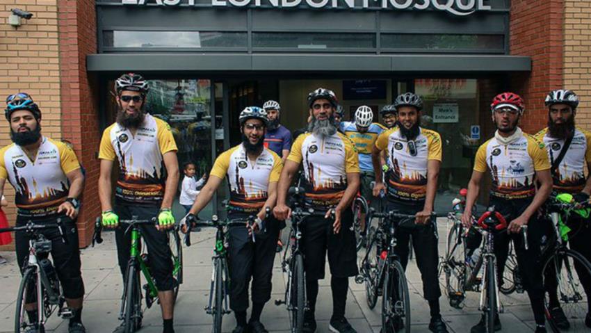Delapan Muslim Inggris Bersepeda untuk Haji