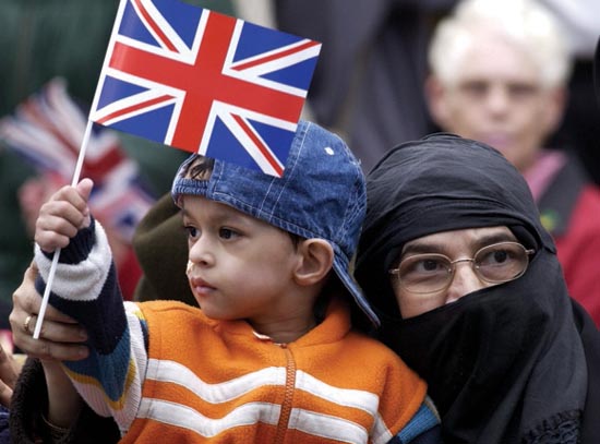 Jelang Idul Adha, Muslim Inggris Diancam Akan Disiram Air Keras