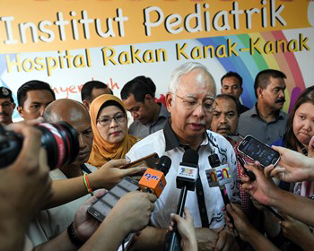 PM Malaysia Kunjungi Korban Kebakaran Sekolah Tahfiz di Rumah Sakit