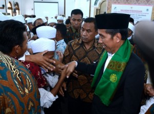 Jokowi Beri Beasiswa Santri Berprestasi