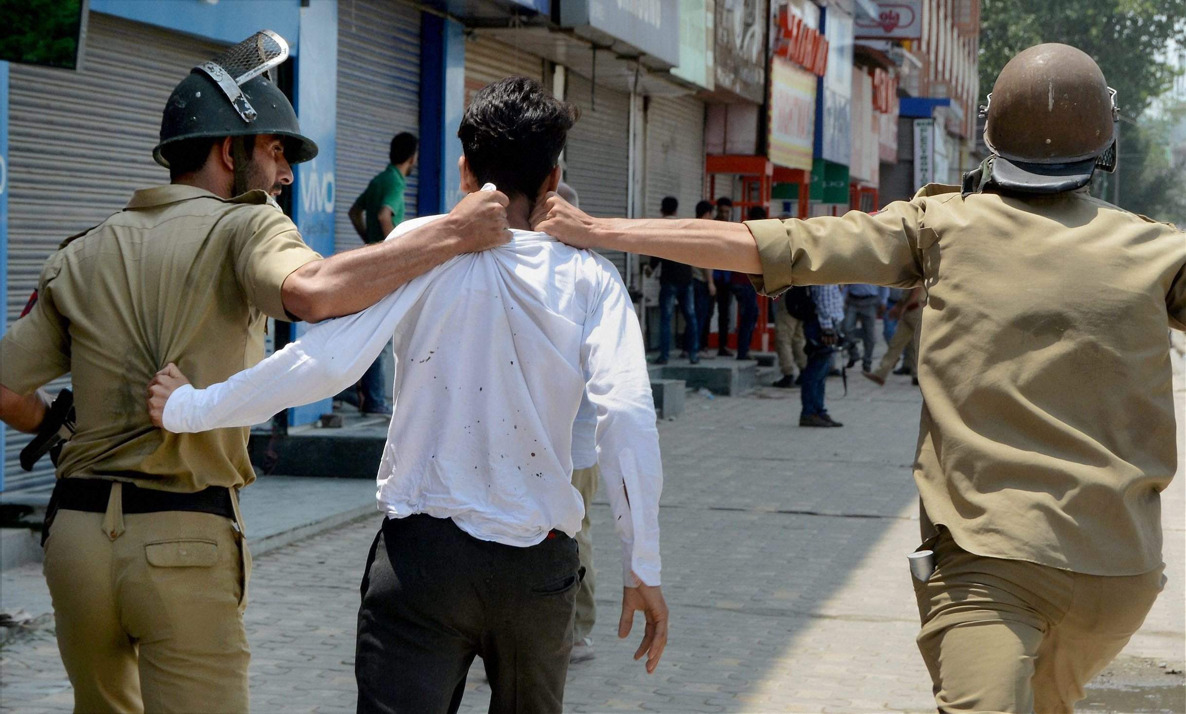 Polisi India Bunuh Tiga Orang dan Lukai 20 Warga di Kashmir