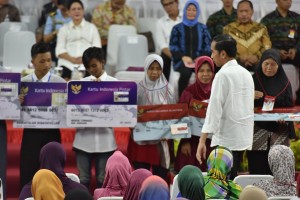 Usai Hadiri HUT TNI, Presiden Jokowi Bagikan 1.171 KIP