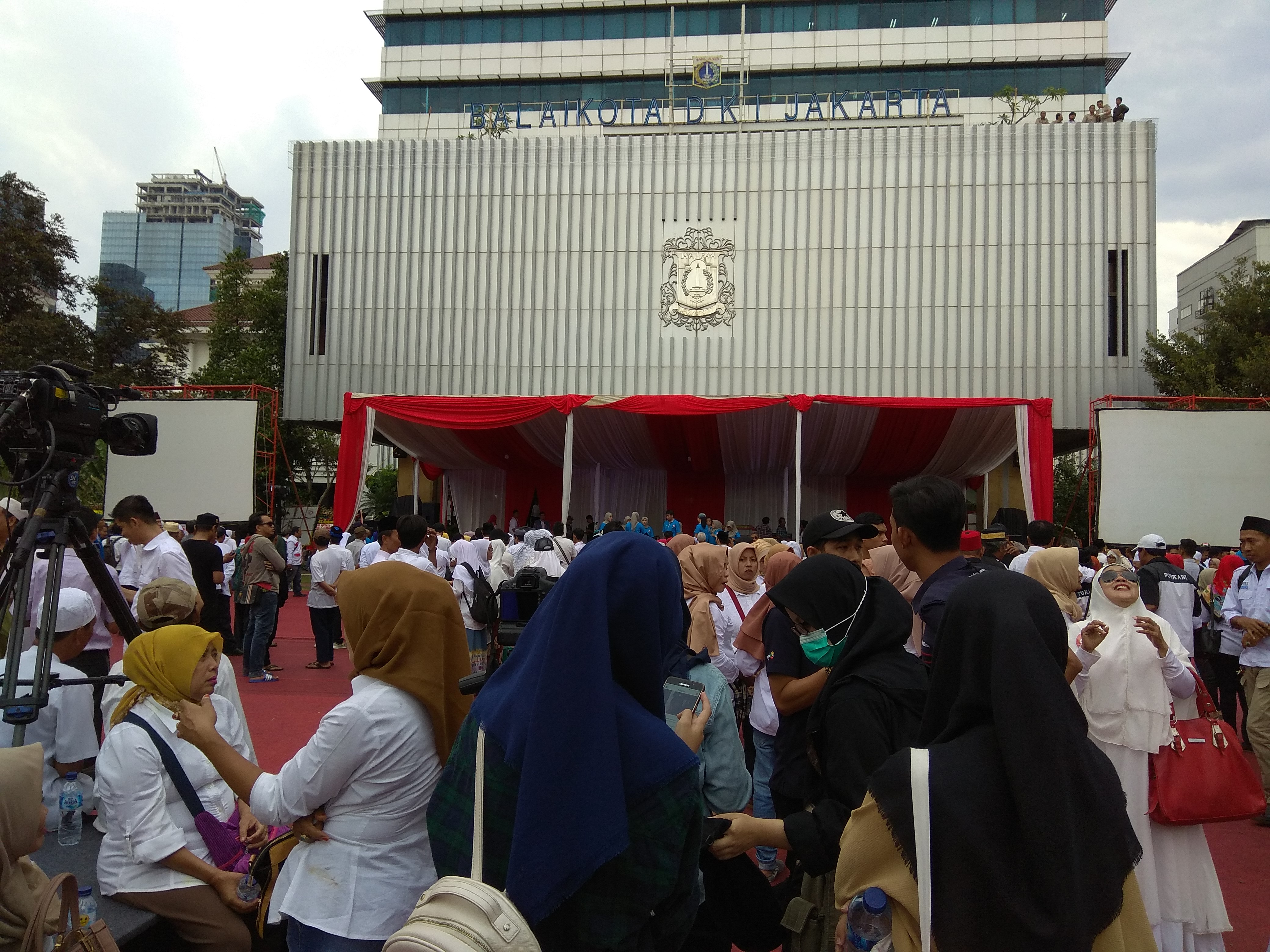 Masyarakat Mulai Padati Balai Kota DKI Jakarta