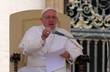 Paus Fransiskus Serukan Penghentian Perdagangan Manusia Menyusul Karamnya Kapal Migran di Italia