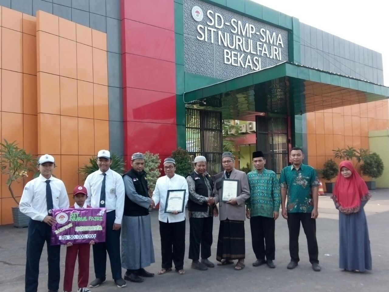 SIT Nurul Fajri dan Jamaah Masjid Al-Fajar Serahkan Rp. 40 Juta untuk Muslim Rohingya