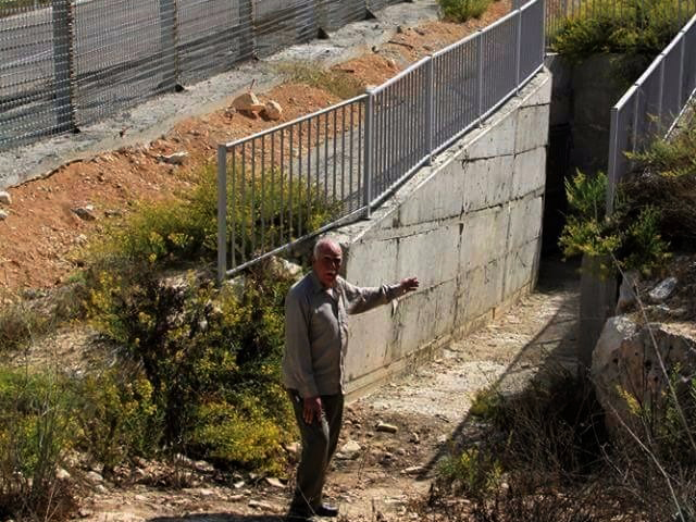 Israel Dirikan Pagar Besi di Pintu Kuburan Palestina