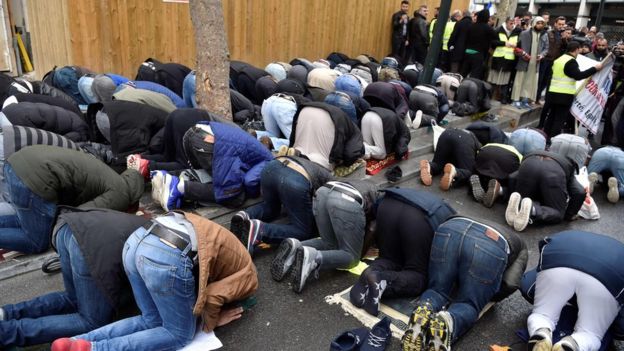 Umat Islam Shalat di Jalanan kota Paris Karena Kekurangan Masjid