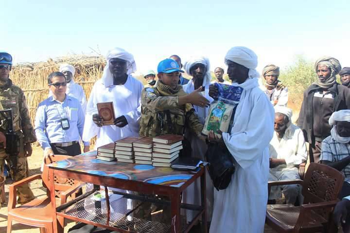Prajurit TNI Beri Bantuan Beras dan Al-Quran di Desa Wailu Sudan