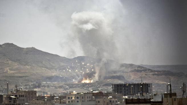 Serangan Udara Hantam Sanaa Saat Pasukan Houthi dan Saleh Bentrok