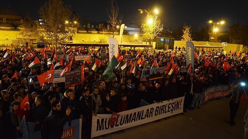 Ribuan Warga di Kota-kota Turki Protes Trump