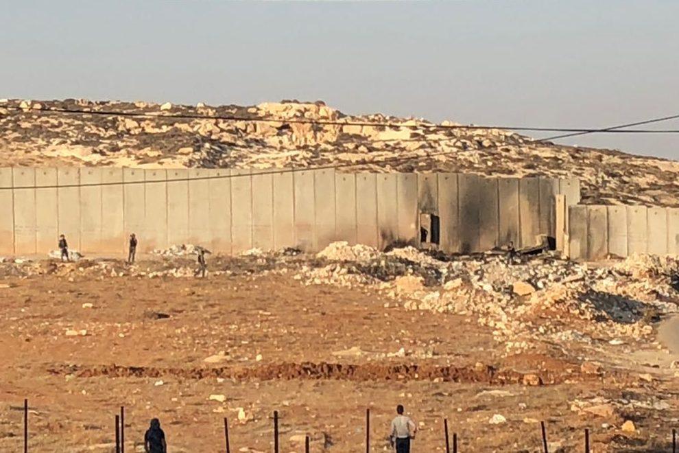 Pemuda Palestina Hancurkan Tembok Pemisah