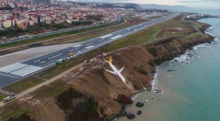 Pesawat Turki Tergelincir ke Tebing Tepi Laut