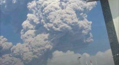 Abu Vulkanik Sinabung Tutupi Langit Aceh