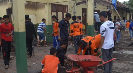 Ratusan Elemen Masyarakat Bersihkan Sisa Kebakaran Ponpes Al-Fatah Lampung