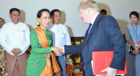 Menlu Inggris Johnson Desak Suu Kyi Peduli Krisis Rohingya