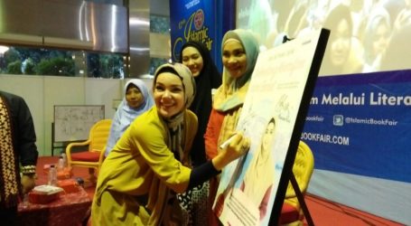Dewi Sandra Menilai Pameran Buku Seperti Harta Karun