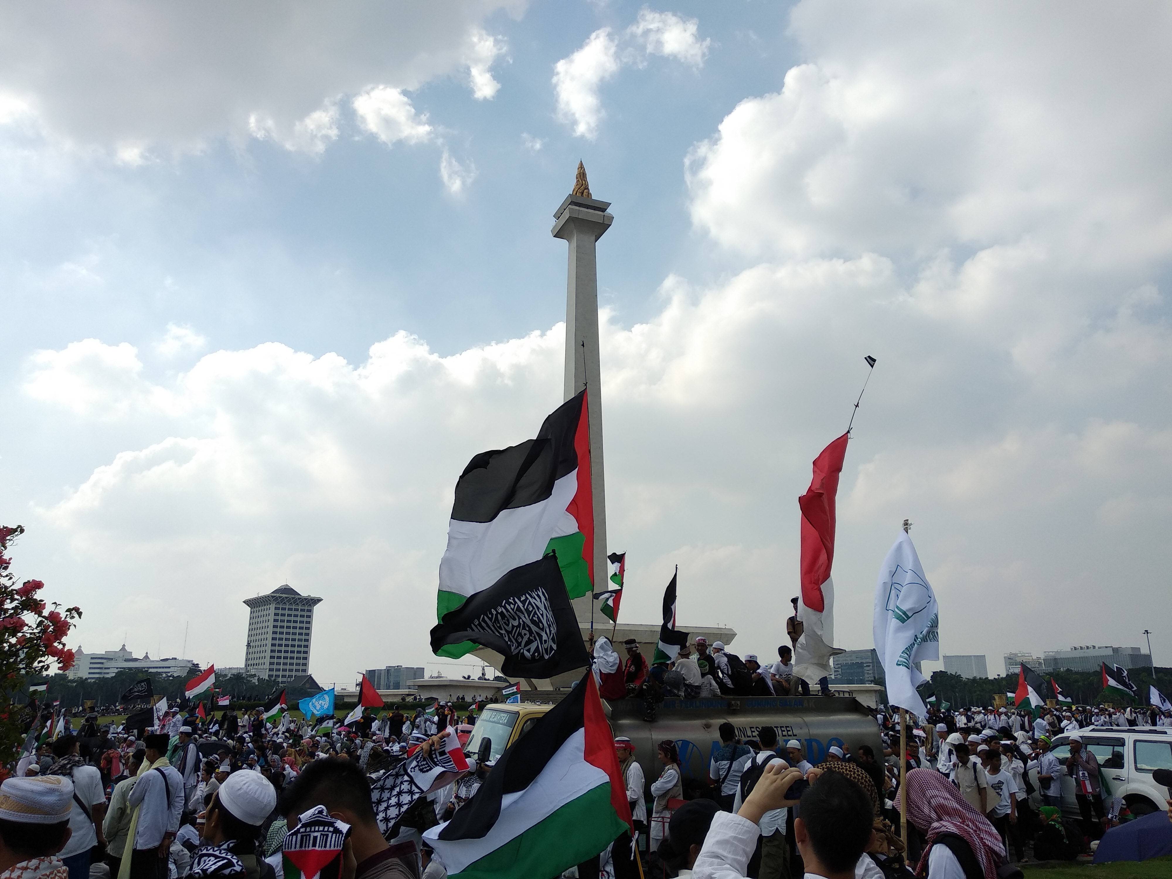 Berkibar bendera palestina Bendera Palestina