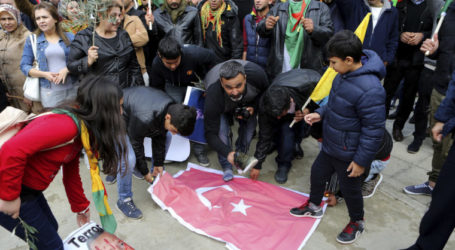 Ratusan Warga Kurdi Suriah Protes Tuntut Penarikan Pasukan Turki