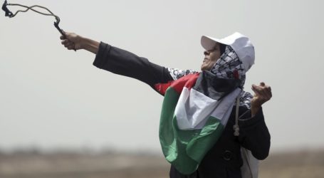 Aya Abeid Dua Kali Berhasil Pasang Bendera Palestina di Pagar Perbatasan