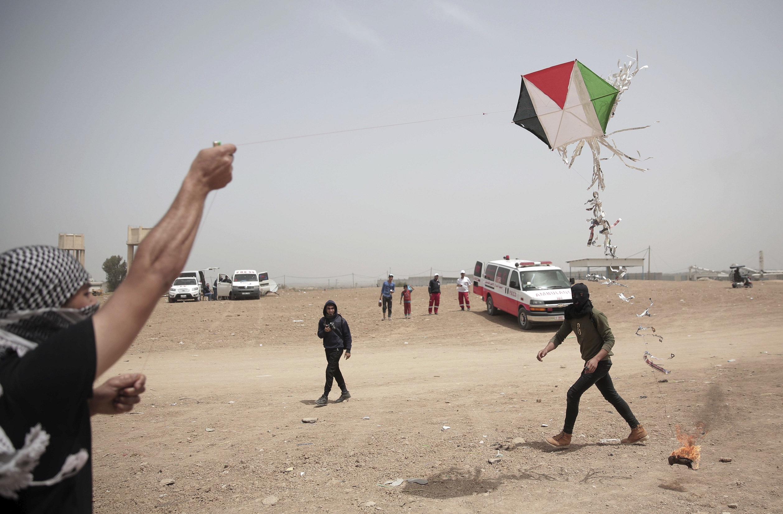 Хамас наносит удары. Палестинцы запускают Огненный террор. Black Kite Israel. 2018 Gaza border protests, in which Palestinians used incendiary Kites.