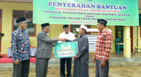 Kemenag Aceh Serahkan Bantuan Rp610 Juta untuk Pesantren Terluar Pulau Simeuleu