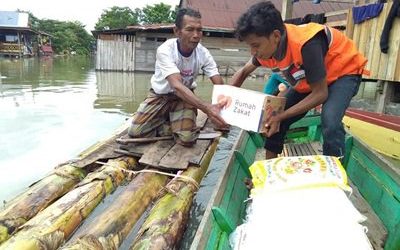 Rumah Zakat Salurkan Bantuan kepada Korban Banjir Danau Tempe