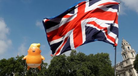 Balon “Bayi Trump” Diterbangkan Demonstran, Trump Pakai Helikopter Temui PM Inggris