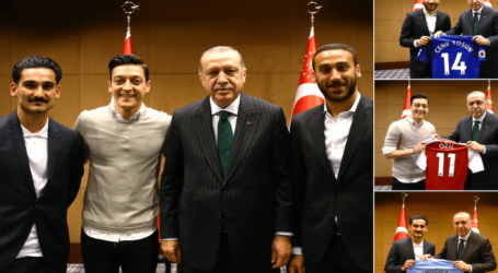 Ozil Bela Foto-nya dengan Erdogan